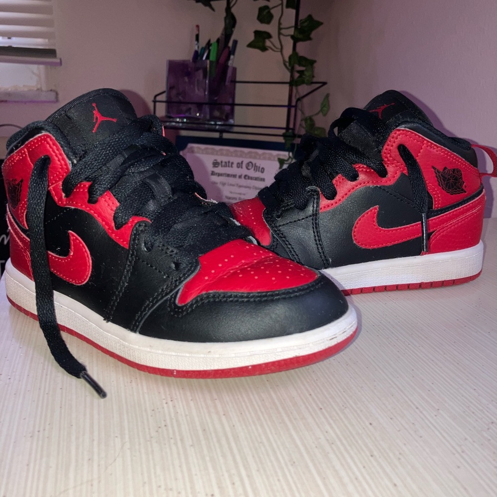 Black and Red Sneakers with High-Top Design and Iconic Style